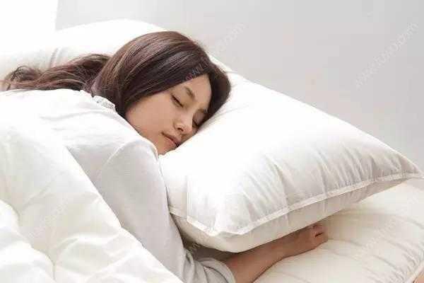 枕頭用久了就發(fā)黃，教你幾招“清潔方法”，每天睡干凈清香枕頭