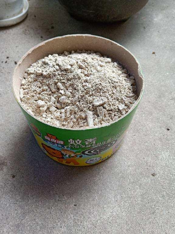 土里撒點蚊香灰，不招蟲、不生病，花長得旺